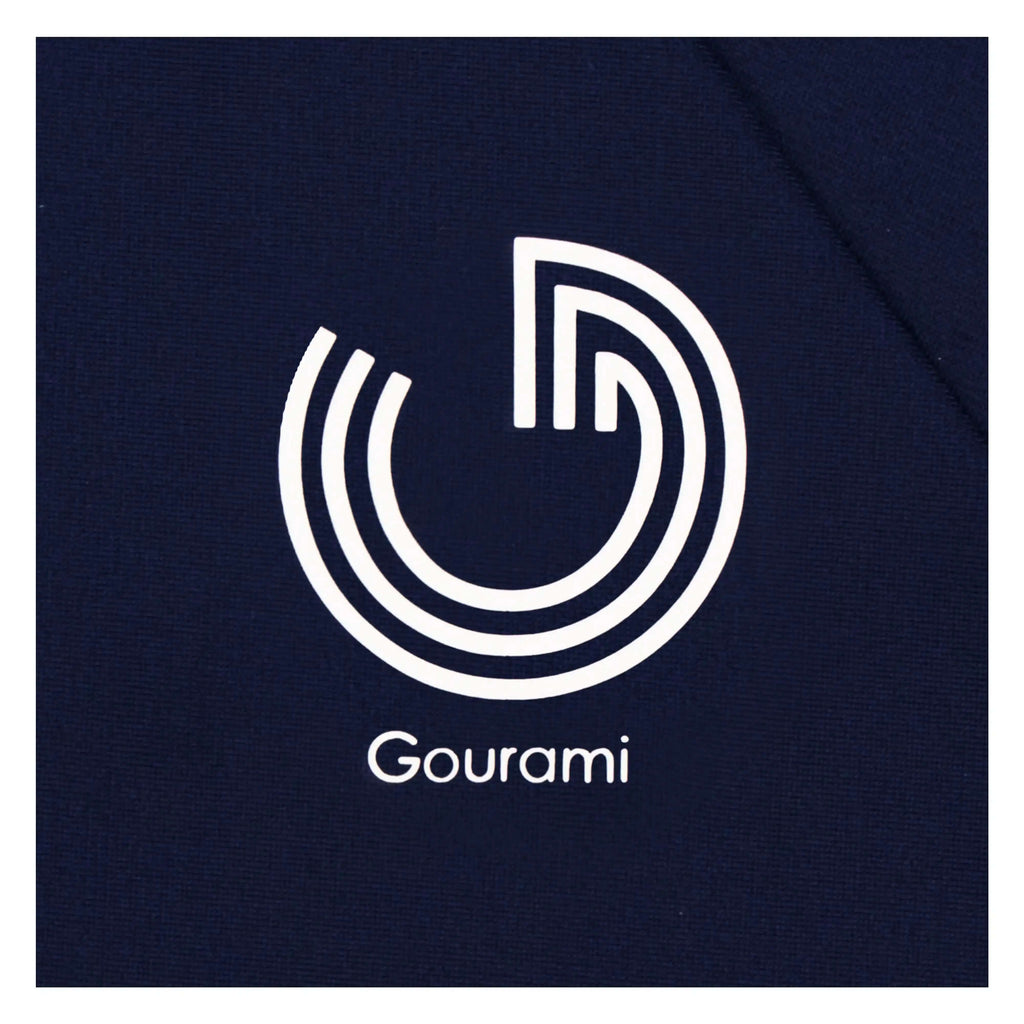 藏青色运动面料上的白色几何图形 Logo 及 Gourami 文字