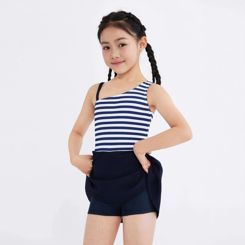 身穿海军蓝和白色条纹单肩泳衣搭配同款短裤的女孩，非常适合游泳和户外玩耍。