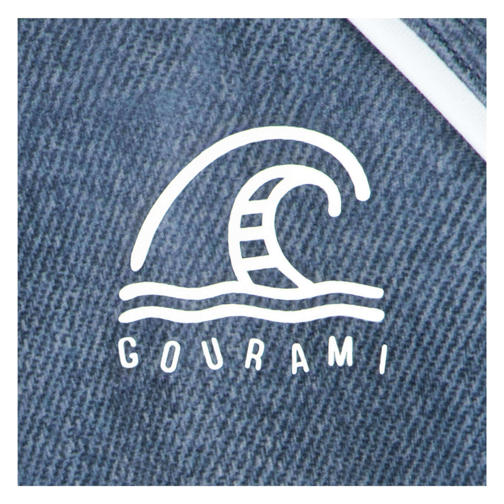 蓝色运动面料上的 Gourami 品牌标志，采用波浪设计，适用于泳装和健身服饰