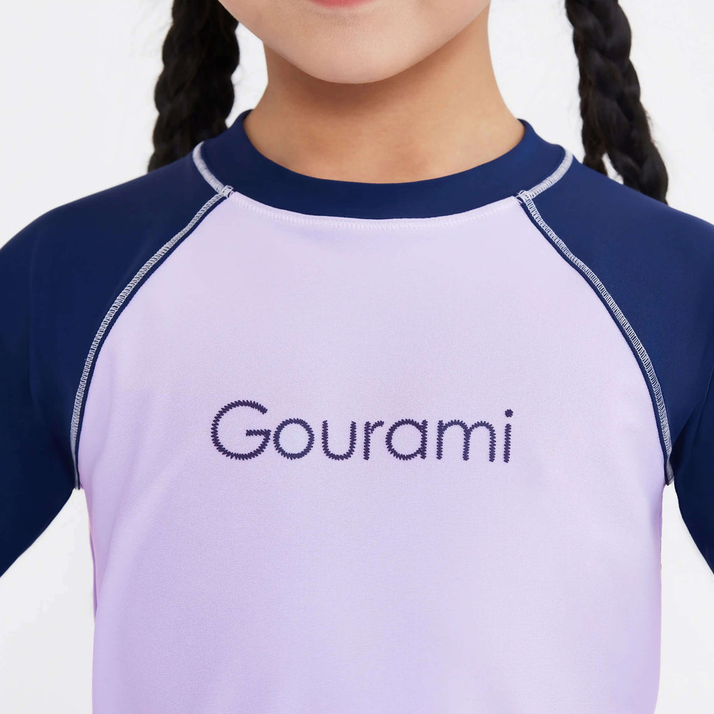 身穿 Gourami 紫色和海军蓝刺绣标志泳衣的儿童