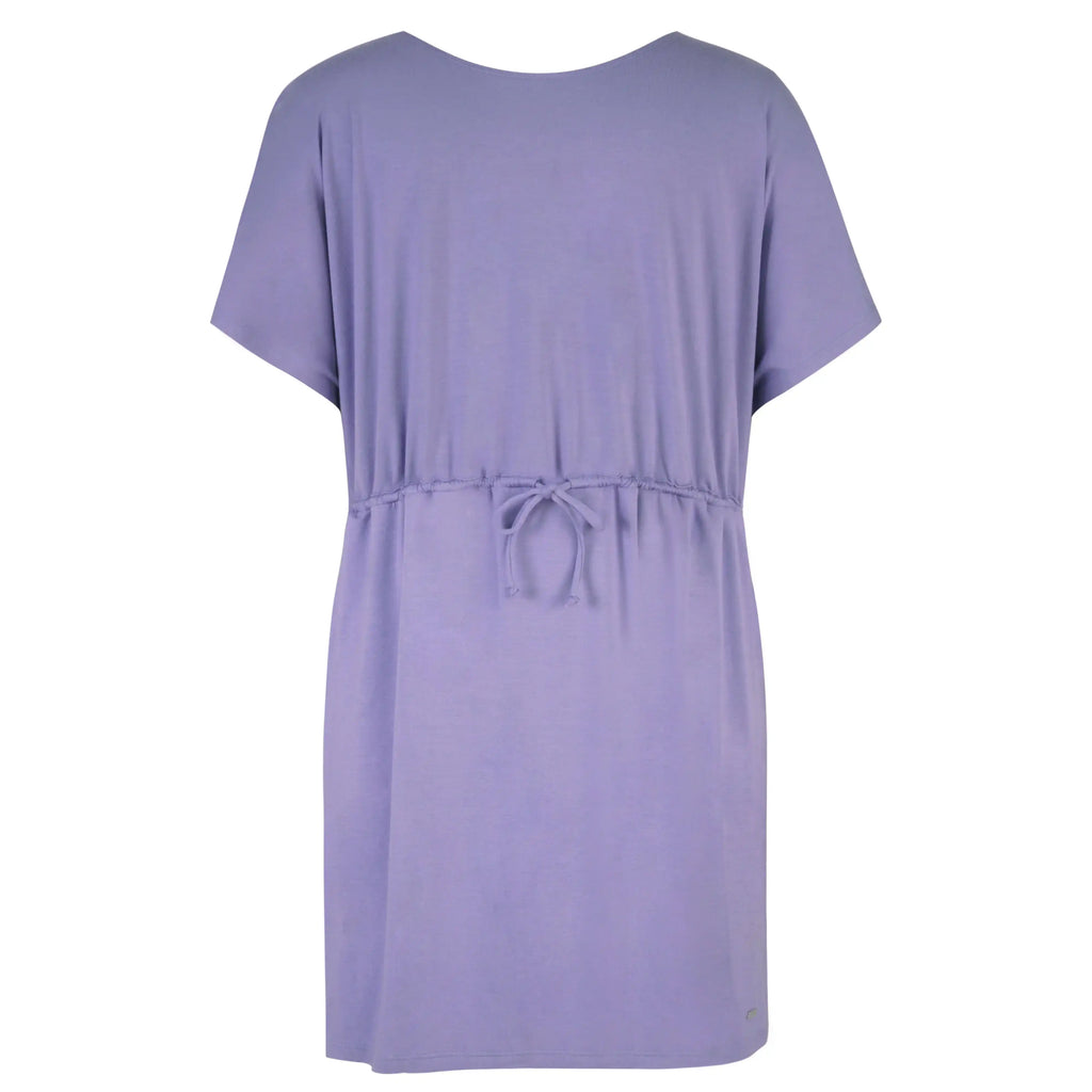 紫色短袖连衣裙，配有可调节腰部系带，背面视图，休闲度假风。