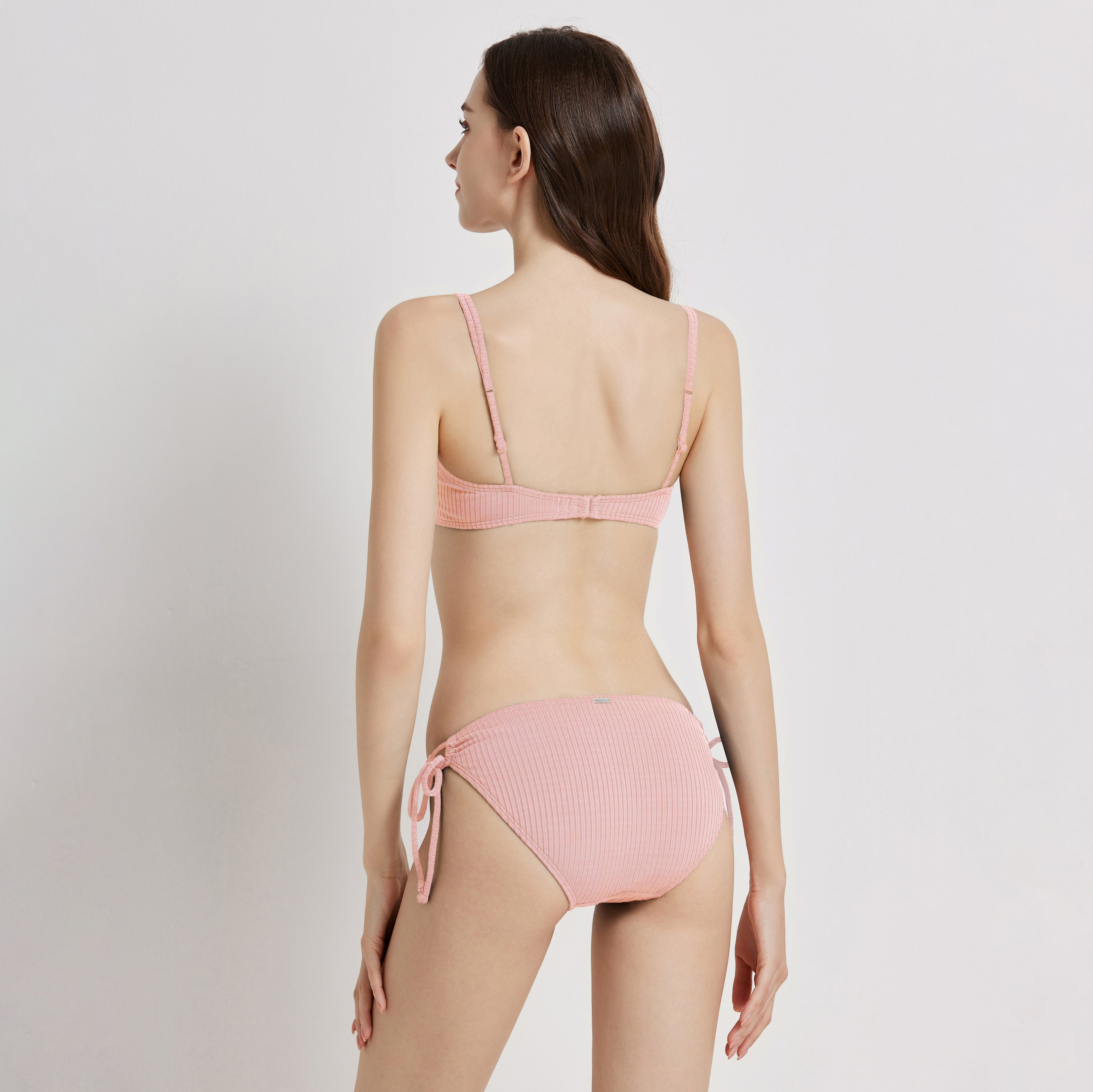 Figuration Ladies Underwire Bikini(HOLD) in pink, featuring adjustable straps and a stylish design.