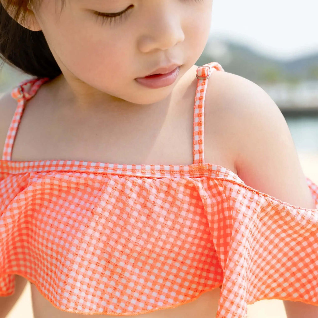 Gingham Girls 比基尼，采用时尚橙色格子图案，是夏季海滩度假的理想之选。